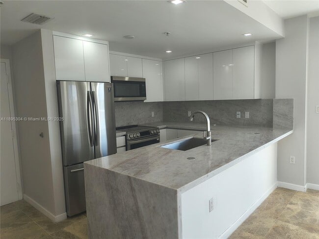 Building Photo - 2740 SW 28th Terrace Unit 808