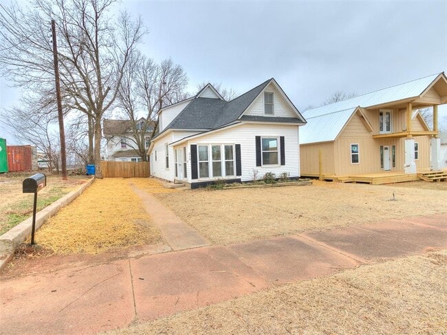 Photo - 219 W 9th St