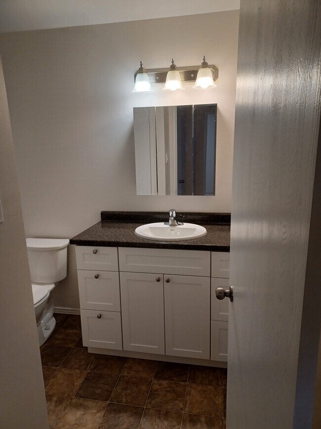 Photo - 250 Hincks St