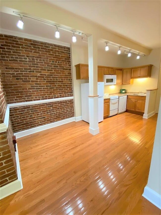 Building Photo - 910 Massachusetts Ave Unit 1