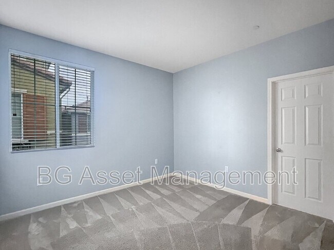 Photo - 812 Queen Palm Ln