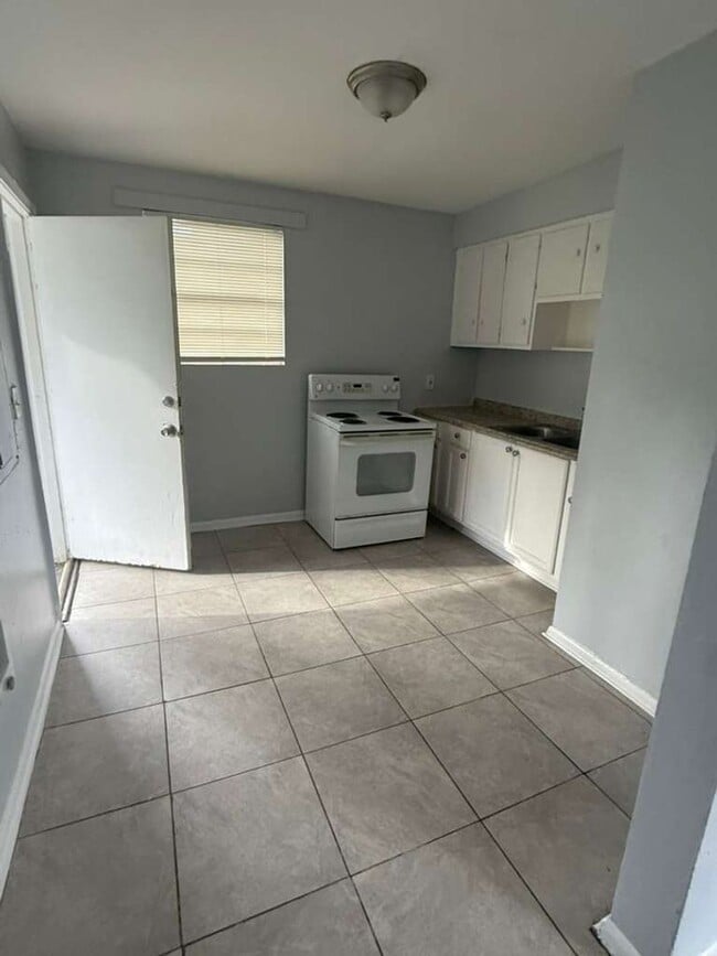 Photo - 1305 W 6th St Unidad 3