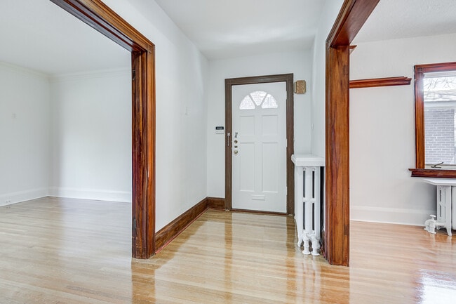 Photo - 105 Hillsdale Ave W