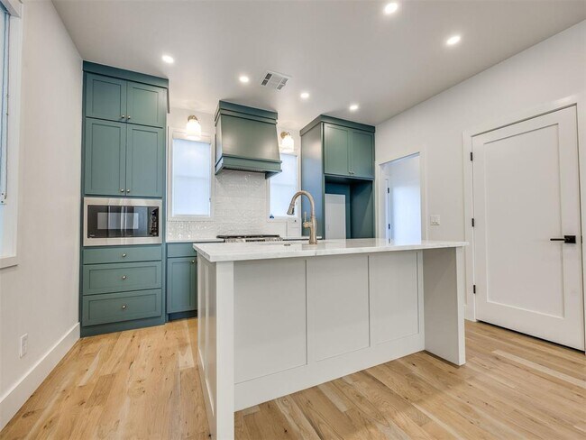 Photo - 1078 Hangar Dr