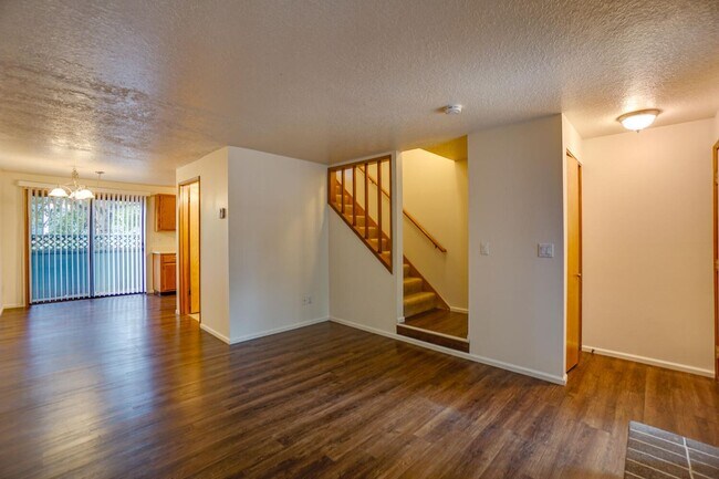 January Rent Free! Fanno Creek Condo - Lov... - January Rent Free! Fanno Creek Condo - Lov...