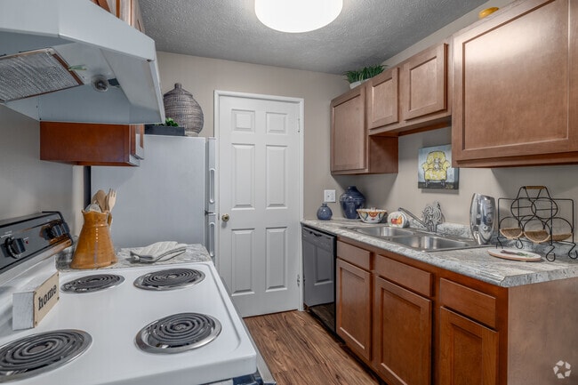 1BD, 1BA, 479SF - Kitchen - Four Seasons Apartments and Townhomes