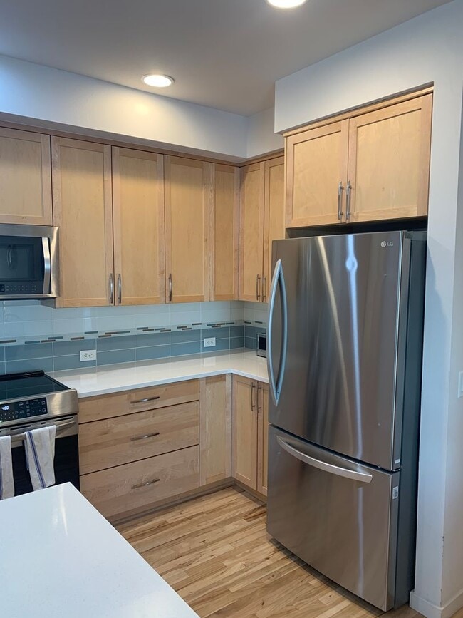 Photo - Top Floor End Unit in Louisville! Unidad 304