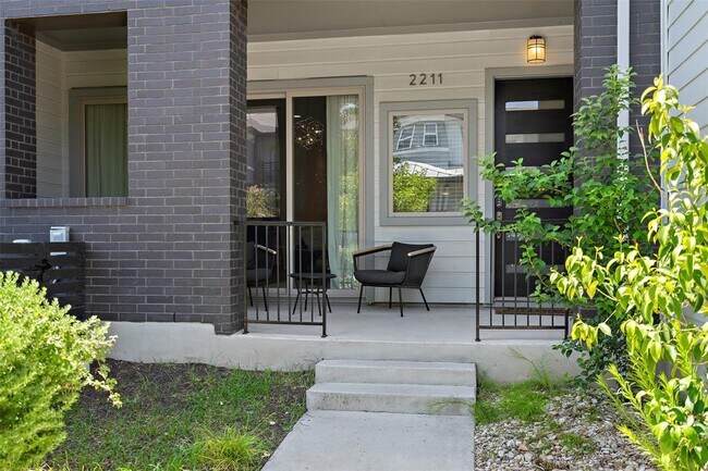 Photo - 2211 Robert Browning St