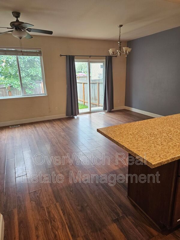 Photo - 218 Glenn Abbey Pl