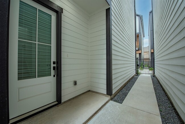 Photo - 861 Fisher St