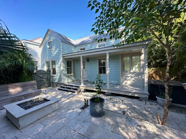 Charming Private Carriage Home in Downtown... - Charming Private Carriage Home in Downtown...