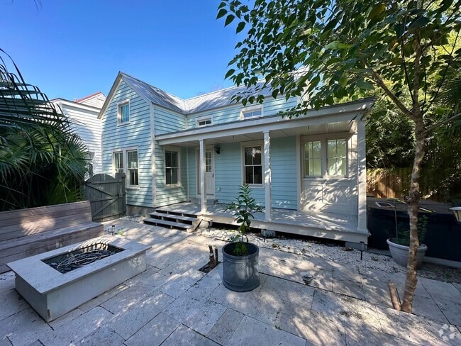 Building Photo - Charming Private Carriage Home in Downtown...