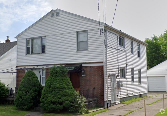 Building Photo - 171 Springville Ave Unit 2 Rental
