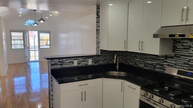 Photo - 31-16 60th St