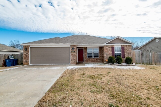 Building Photo - Well-Kept 3 BR home Near Walmart and Schools!