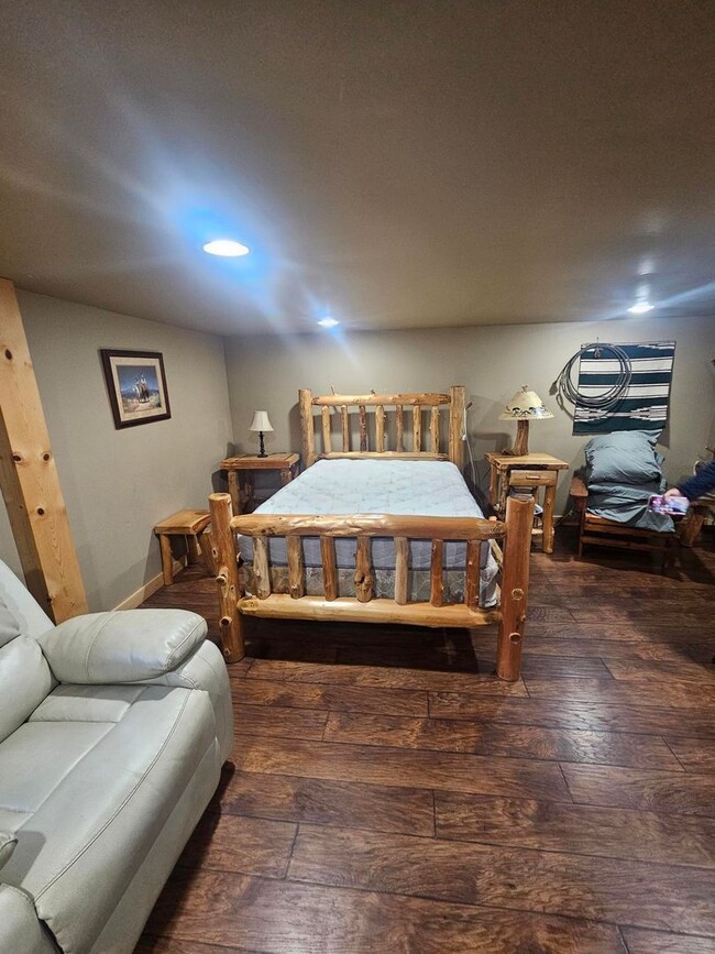 Building Photo - Furnished Studio