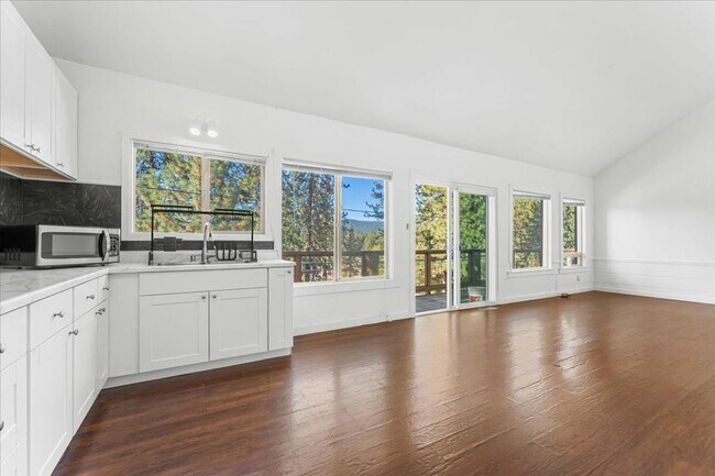 Photo - 405 - BEAVER DUPLEX Unit BEAVER - UPPER