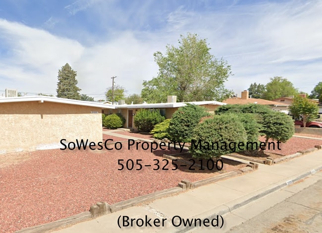 Building Photo - 2 Bedroom Home with Fence Back Yard,  Carport & Laundry