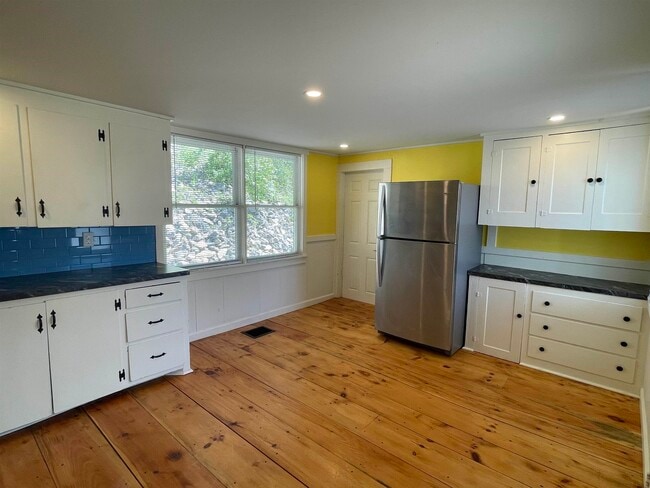 Photo - 21 E Bow St