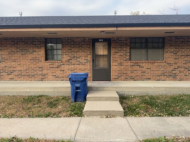 Building Photo - 2BR 1BA Triplex • Private Backyard in Downtown Smithville Unit 3