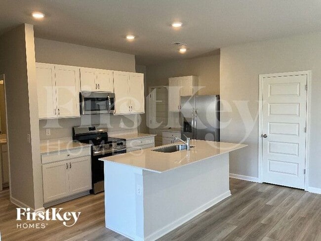 Photo - 877 Moray Ln