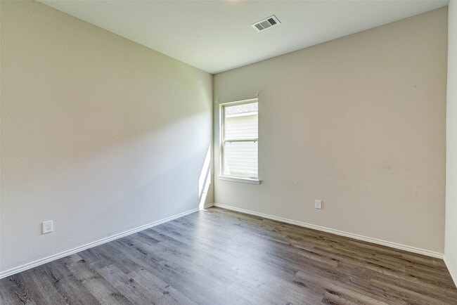 Photo - 407 E Avenue G
