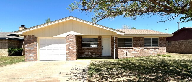 Building Photo - Updated 3 Bed/ 2 Bath Available! Rental