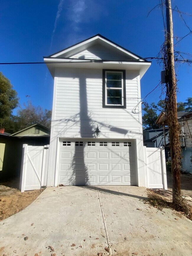 Photo - 1011 E Waldburg St House