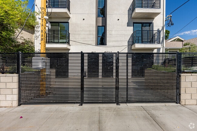 Entrada - 4517 Kingswell Ave