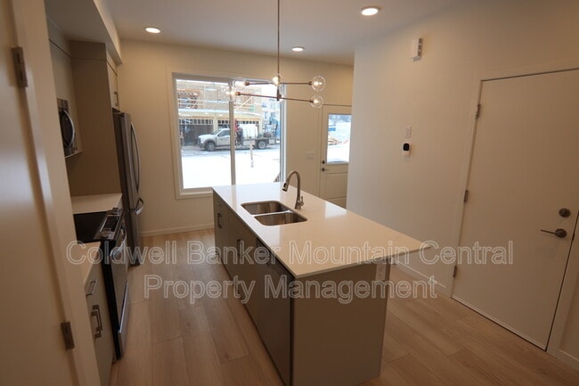 Photo - 343-330 30 St SW