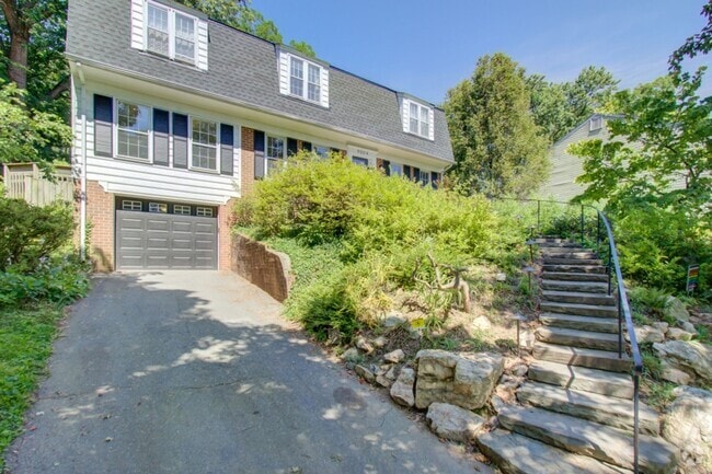 Building Photo - Cool Colonial in North Chevy Chase! Rental