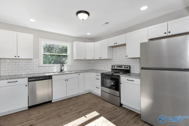 Photo - 4304 Lakeview Dr NW House