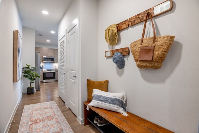 Photo - Smart Style, Smart Savings – Up to 6 Weeks... Unidad ACC5