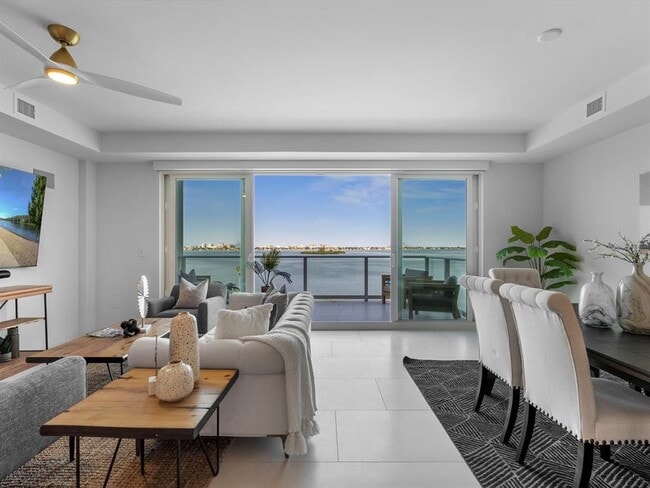 Building Photo - 1020 Sunset Point Rd Unit 605