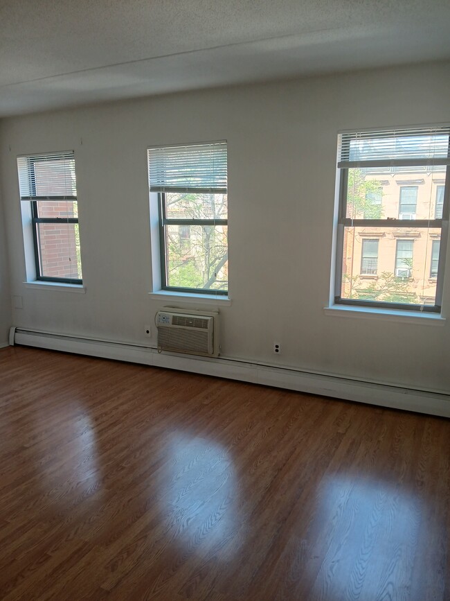 Very sunny living room - 112 W 128th St Apartamentos Unidad 4