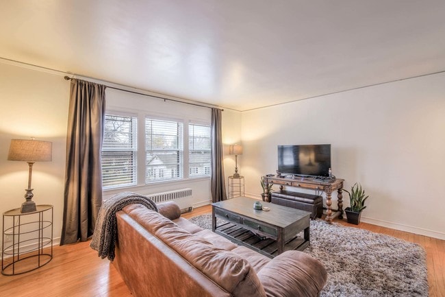 Building Photo - 1524 E 17th St Unit D Rental