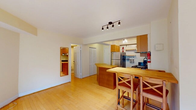 Photo - 1801 Clydesdale Pl NW