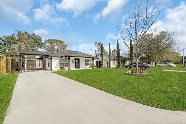 Photo - 7647 Greendowns St