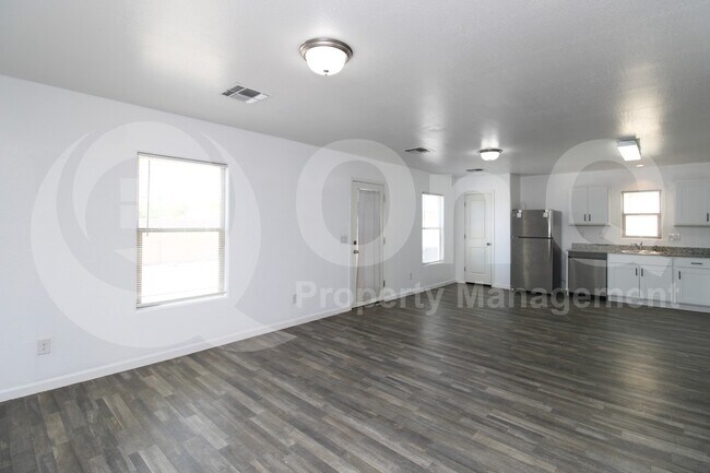 Photo - 822 N Navajo Ln