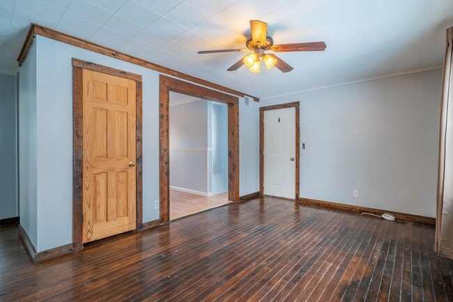 Building Photo - 117-119-119 Fairdale Rd Unit 119 Fairdale Rental