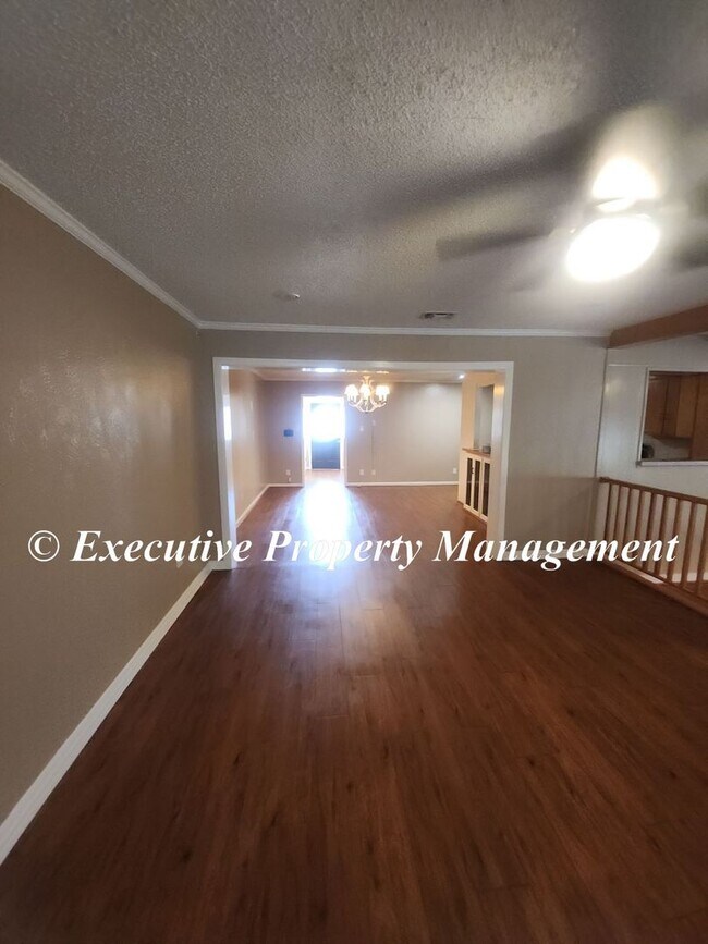 Photo - 1009 Robertson Ave