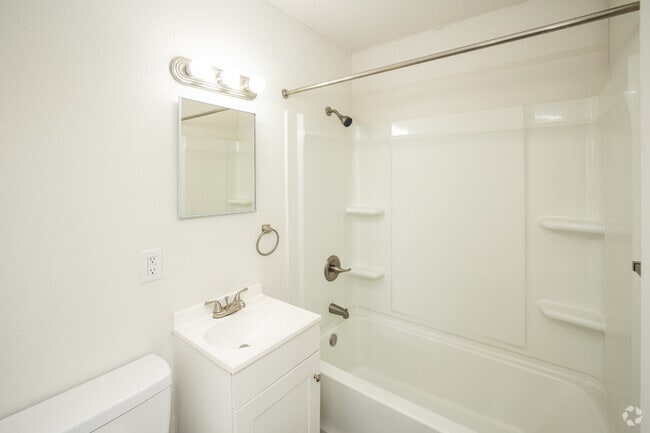 3BR, 1BA - 837SF - Bathroom