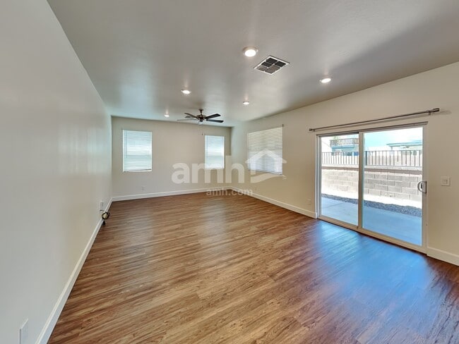 Photo - 614 W Hackamore Ave