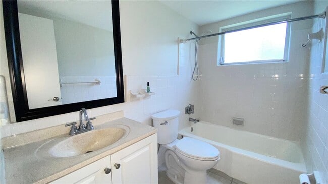 Photo - 1900 NE 8th Ct Unit #204 victoria park