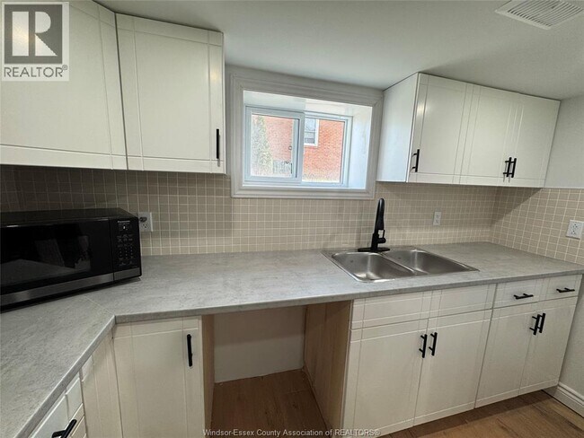 Photo - 1060 Langlois Ave