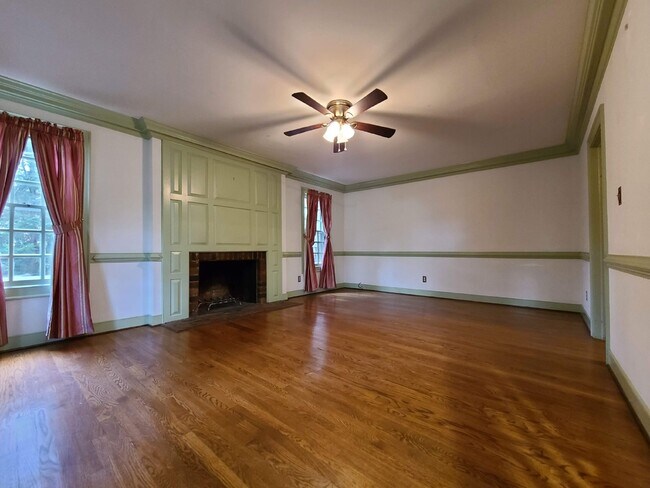 Photo - 3 BR, 2.5 BA in Crown Grant