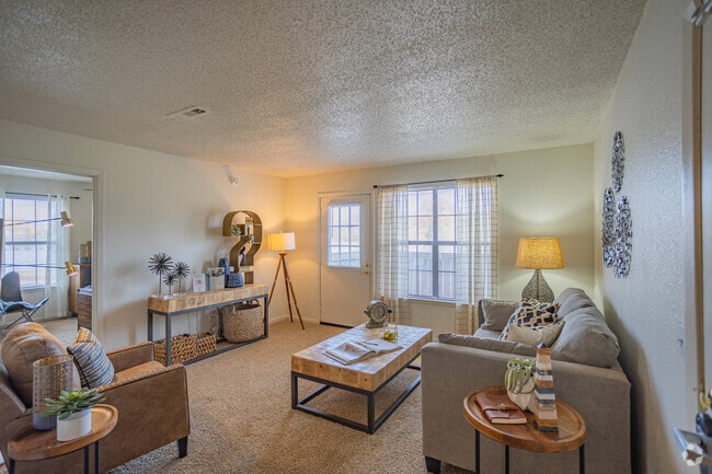 1BR, 1BA - 631SF - Living Room