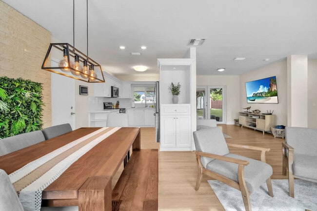 Building Photo - 8225 SW 39th St Unit ID1373700P