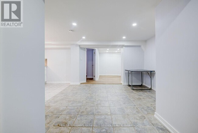 Photo - 2556 Lake Shore Blvd W Unit Lower