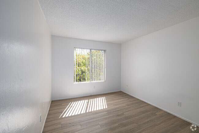 2BR, 2BA - 850SF - Bedroom